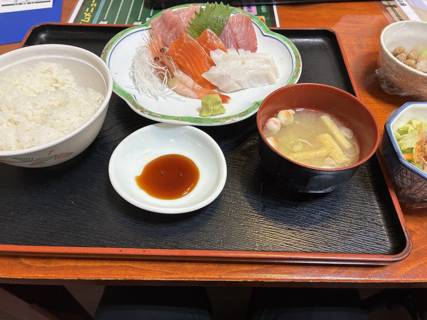 A sashimi set with coffee. It was 800 yen.